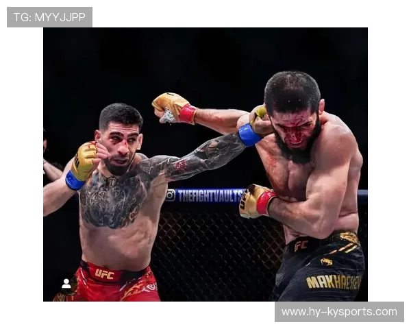UFC冠军战仅用两回合结束 技术性KO引爆全场 UFC冠军战仅用两回合结束 技术性KO引爆全场